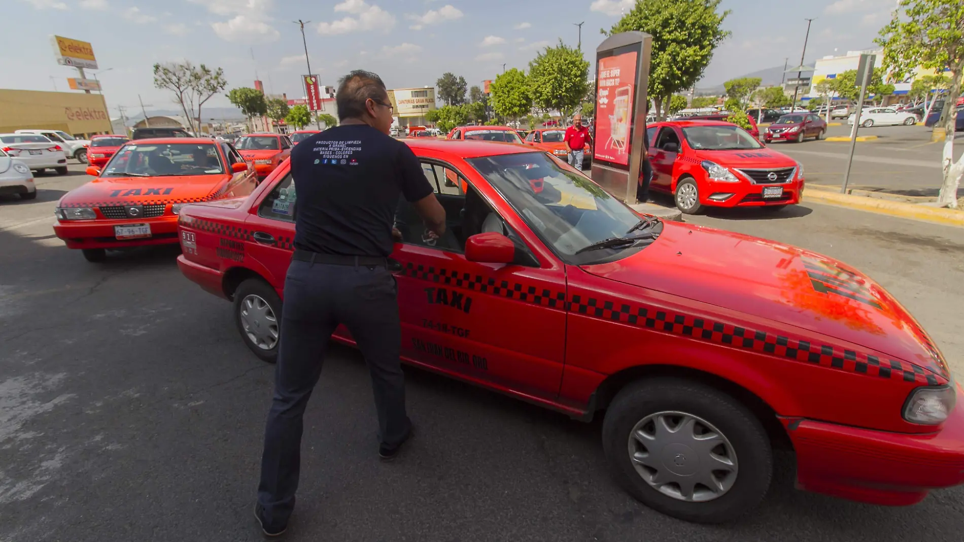 Muchos de los choferes permanecen horas sin servicios durante el día.  César Ortiz. El Sol de San Juan del Río.